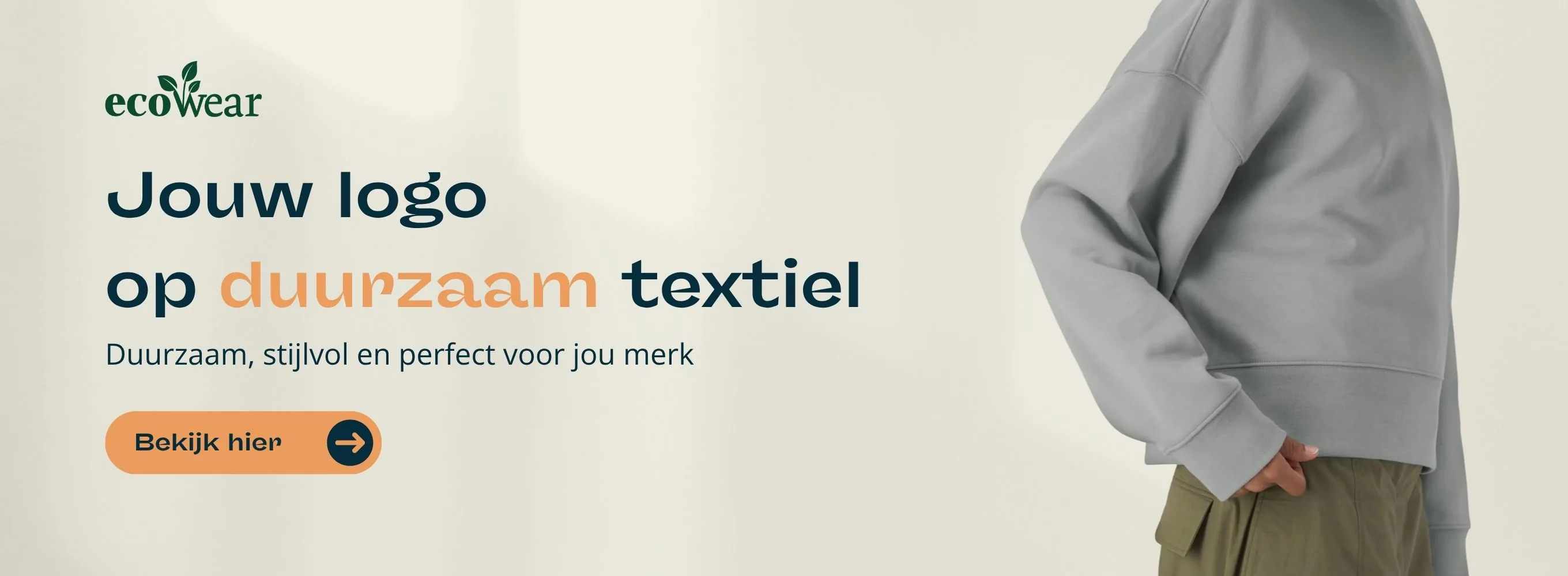 EcoWear: jouw logo op duurzaam textiel, model in grijze sweater