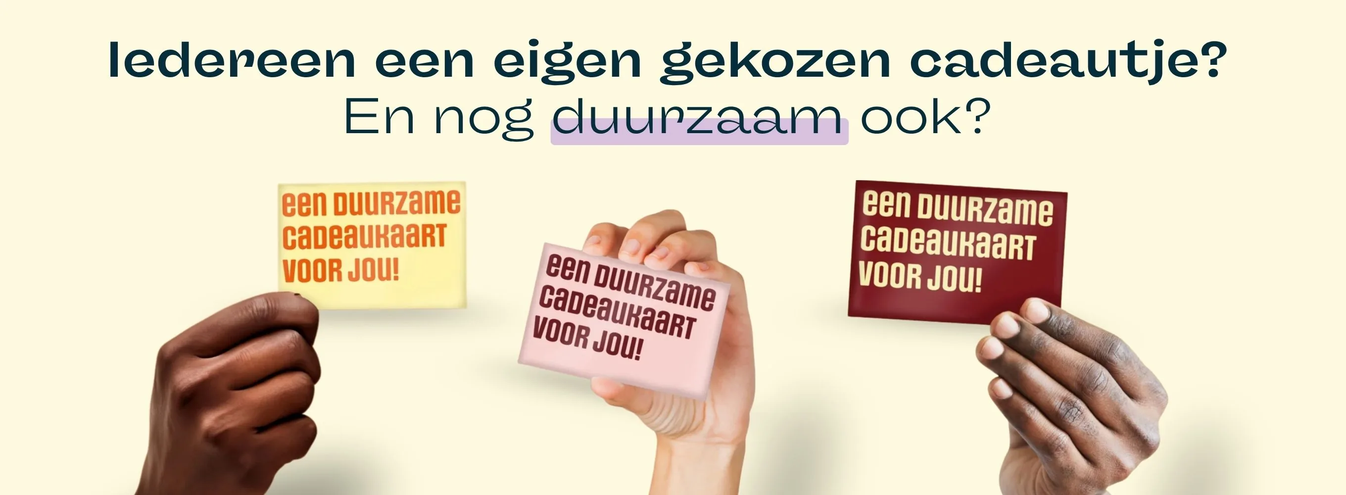 Iedereen een eigen gekozen cadeautje: drie handen houden duurzame cadeaukaarten omhoog